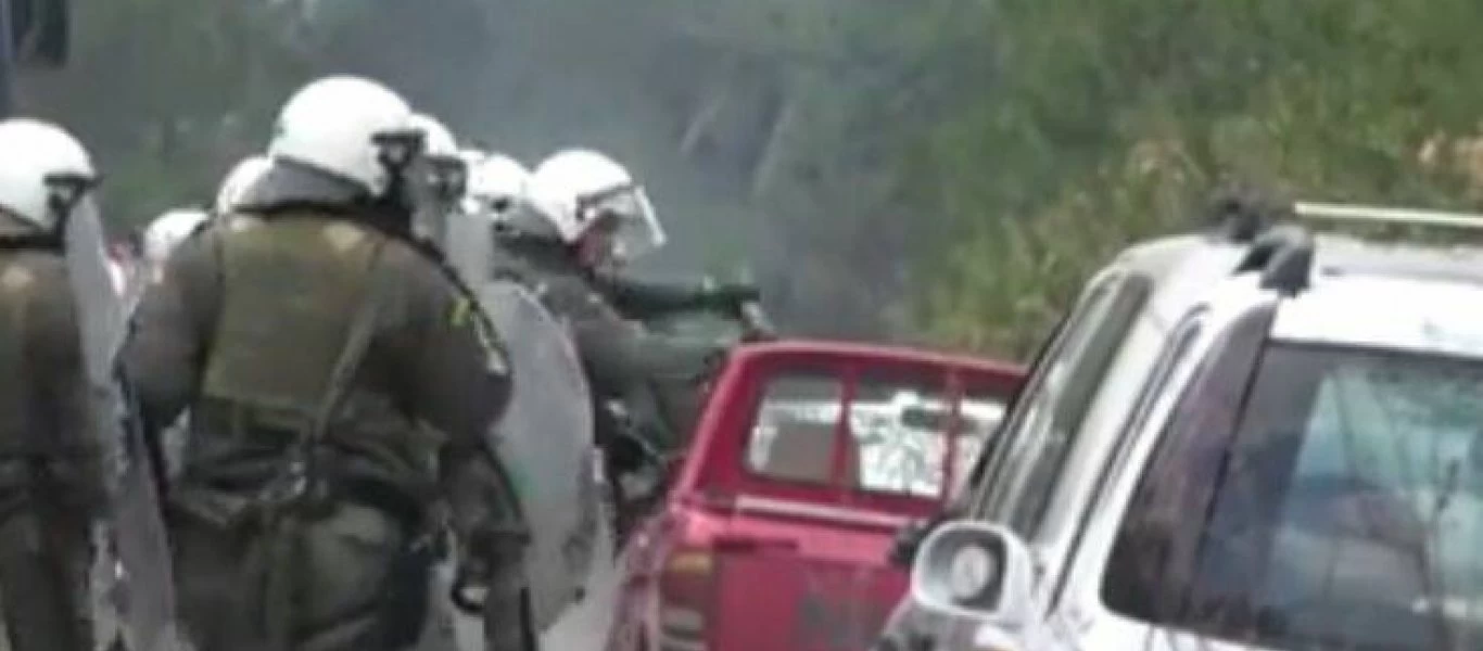Λέσβος: Άνδρες των ΜΑΤ σπάνε αυτοκίνητο κατοίκου